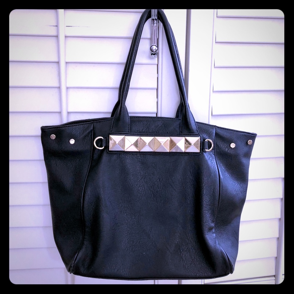Cute Black “Izzy & Ali” shoulder bag.